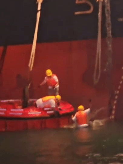 工友失平衡跌倒,事主被波及跌落海。受訪者提供 工友失平衡跌倒,事主被波及跌落海。受訪者提供