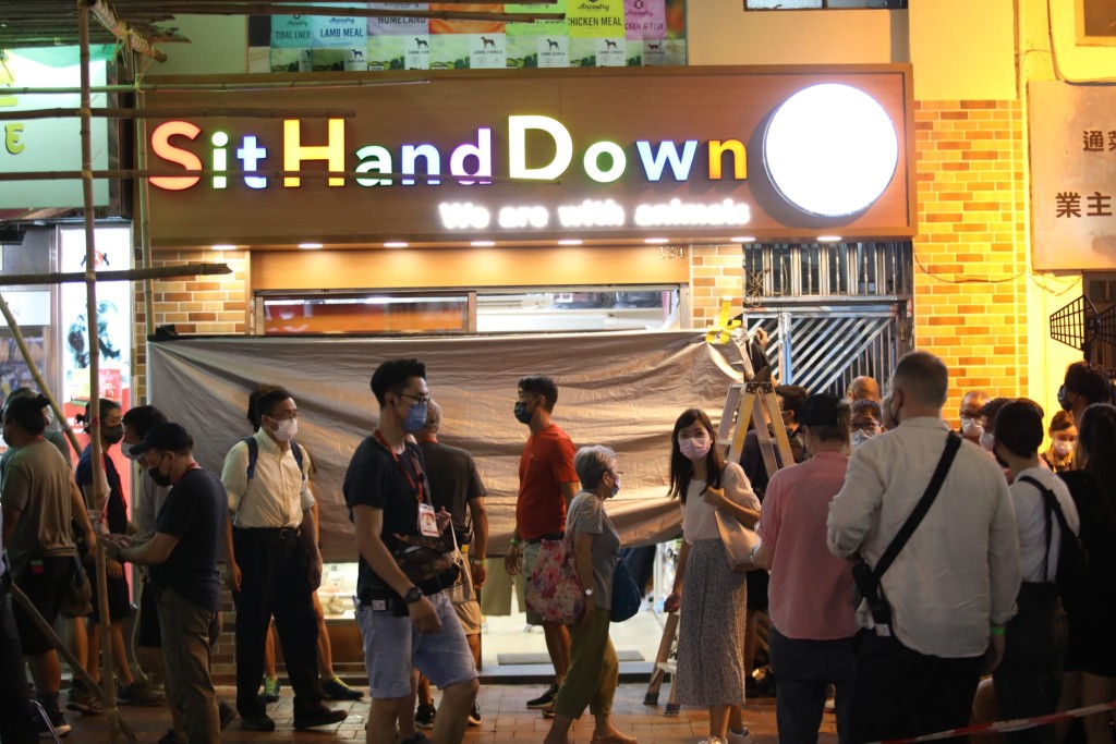 劇組人員未幾便拉起黑布圍封寵物店以防記者拍照。
