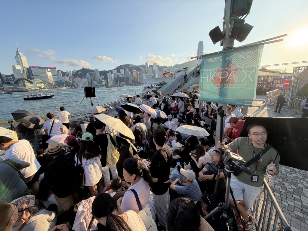 尖沙咀海旁於下午3時許,已見不少人「擔定櫈仔霸位」,務求找視野較好的位置準備觀賞煙花。 尖沙咀海旁於下午3時許,已見不少人「擔定櫈仔霸位」,務求找視野較好的位置準備觀賞煙花。