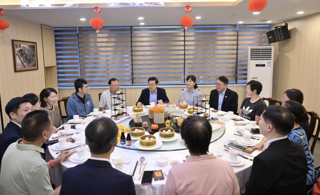 李家超(中)與長者互動交流。旁為政務司司長陳國基(右二)和行政長官辦公室主任葉文娟(左一)。 李家超(中)與長者互動交流。旁為政務司司長陳國基(右二)和行政長官辦公室主任葉文娟(左一)。