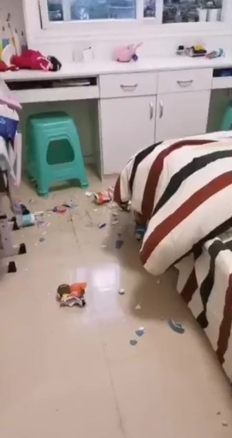 四川內江市資中縣一戶民居在地震發生時架上及桌上的雜物都掉在地上。(網圖)