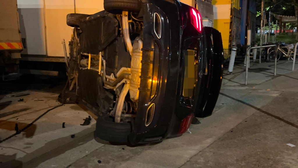 私家車撞向一輛停泊路旁貨車的尾部始停下。蔡楚輝攝