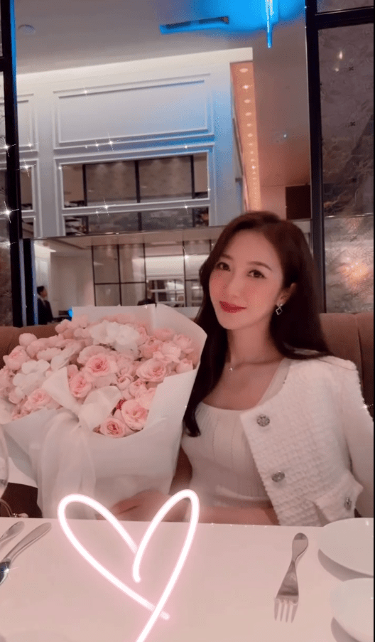 何依婷32歲生日，收到巨型紛紅玫瑰。