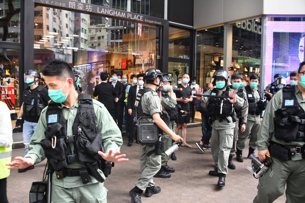防暴警朗豪坊外驅散人群