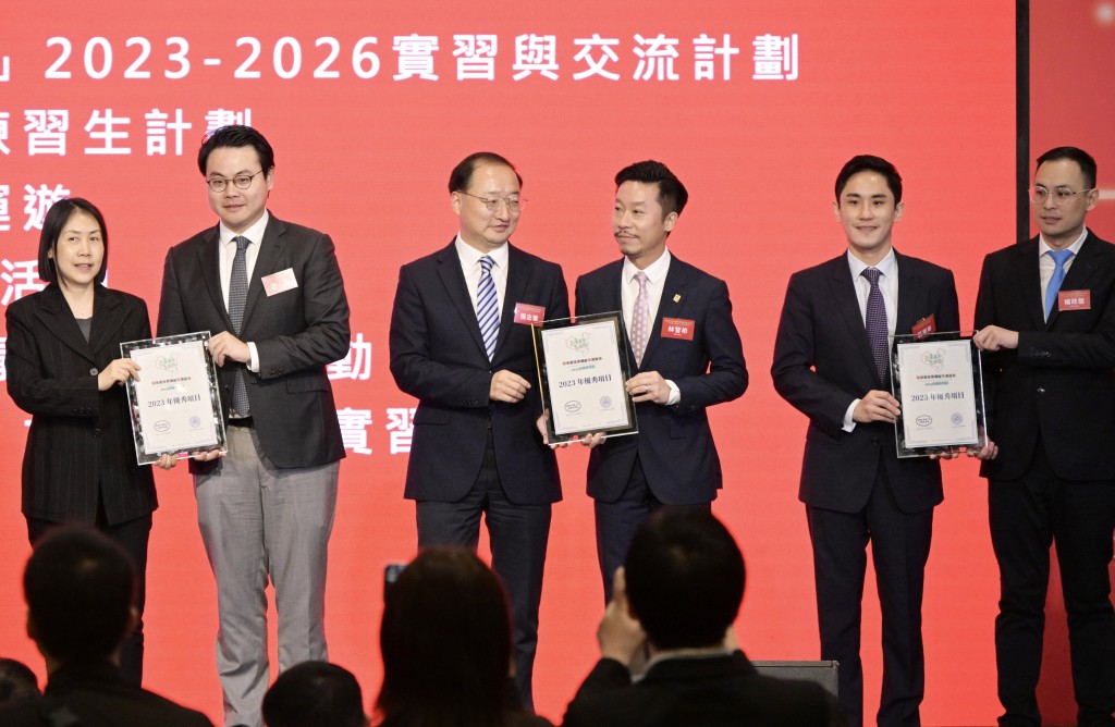 张志华(左三)在「百万青年看祖国」主题活动中颁奖。 苏正谦摄