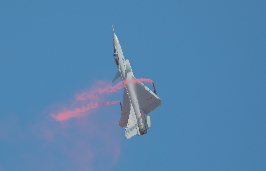 歼10B向量实验机表演。网上图片