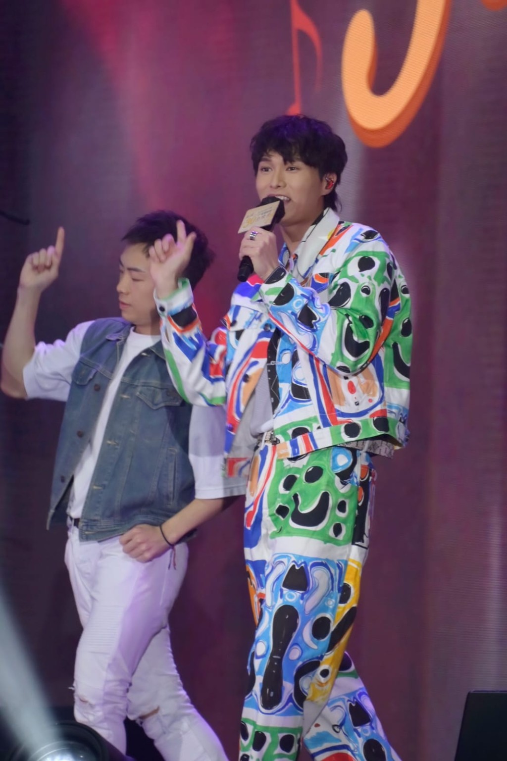 胡鴻鈞愛錫一眾小妹妹。