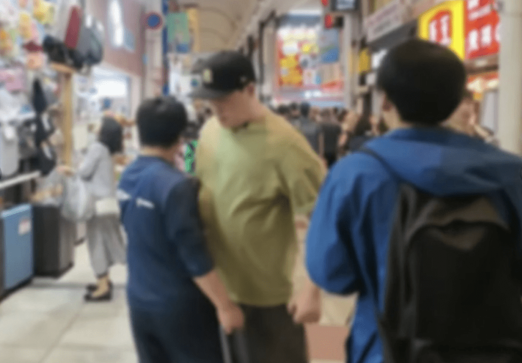 陆恩英以其人之道还自其人之身，以庞然身躯大力地撞向男子。