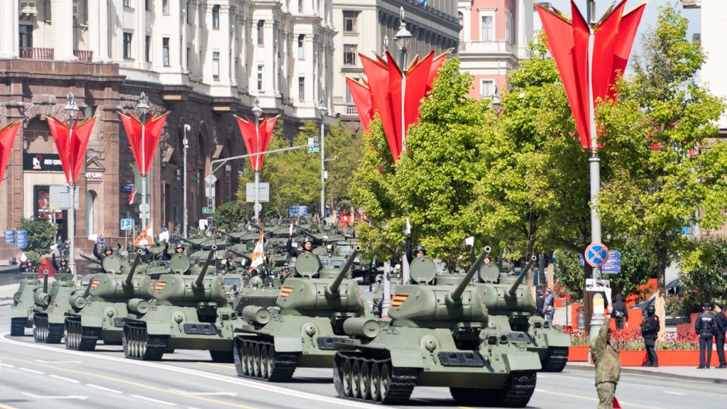  軍用車輛準備駛入紅場參加紀念蘇聯衛國戰爭勝利80周年閱兵式。 新華社