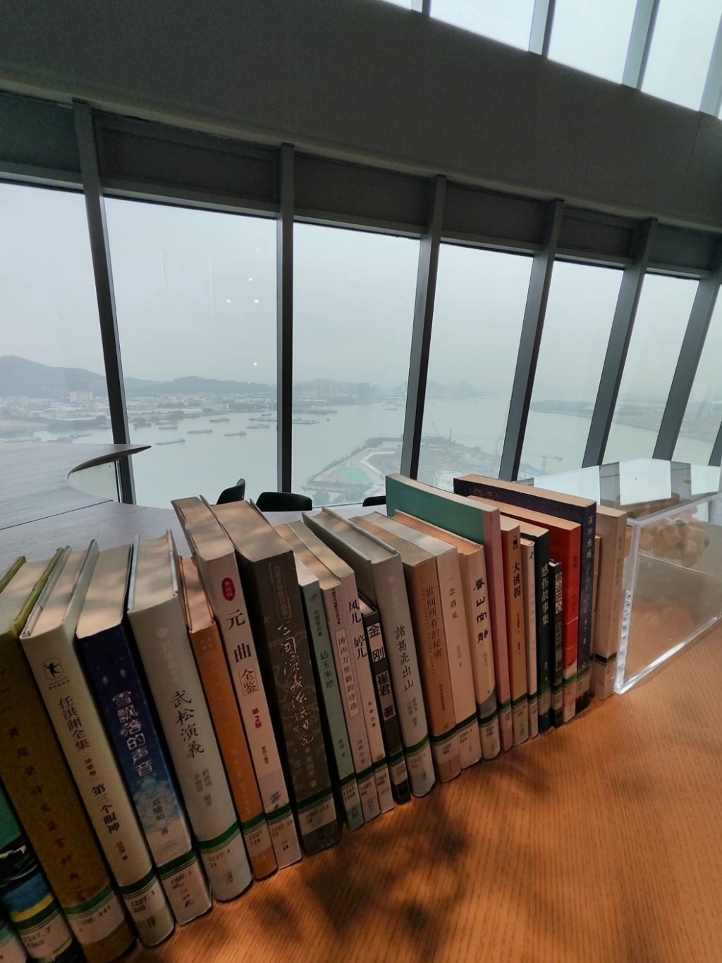 广州人气旅游景点2024｜4. 南沙空中图书馆 藏书数量没有外面图书馆多，但靓景搭够。（图片来源：小红书）
