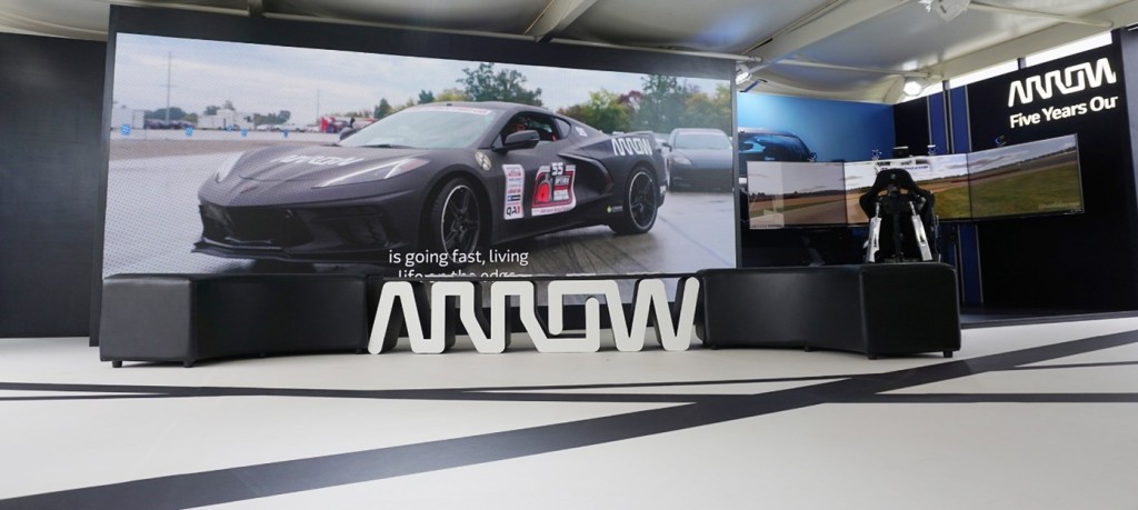 赛车节活动期间的艾睿电子展览区,介绍半自动驾驶汽车和智能外骨骼机器人套件。 赛车节活动期间的艾睿电子展览区,介绍半自动驾驶汽车和智能外骨骼机器人套件。