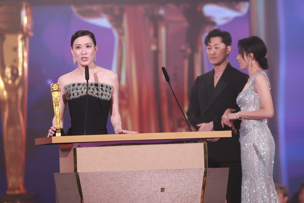 在《万千星辉颁奖典礼2023》中，佘诗曼夺三料视后，大会更安排林峯与杨茜尧两位好友颁奖。  ​