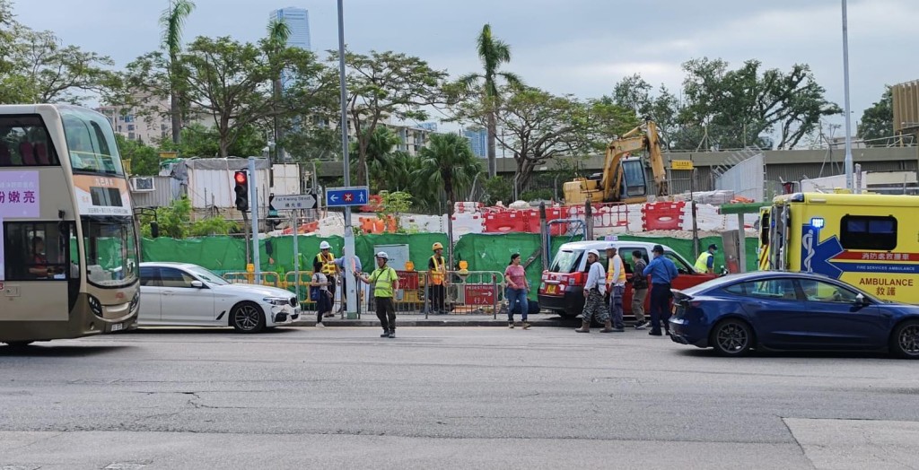 一輛的士衝上行人路並撞向兩名地盤工人。網上圖片 一輛的士衝上行人路並撞向兩名地盤工人。網上圖片