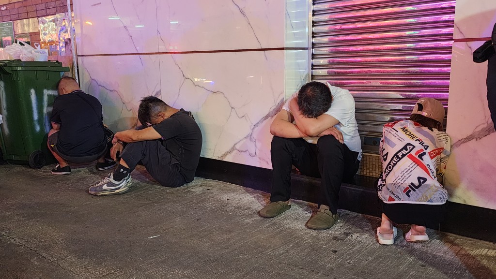 4人在路邊接受調查。 4人在路邊接受調查。