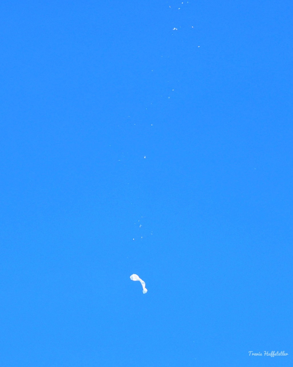 氣球體變得像一張廁紙般由高空飄落。路透社