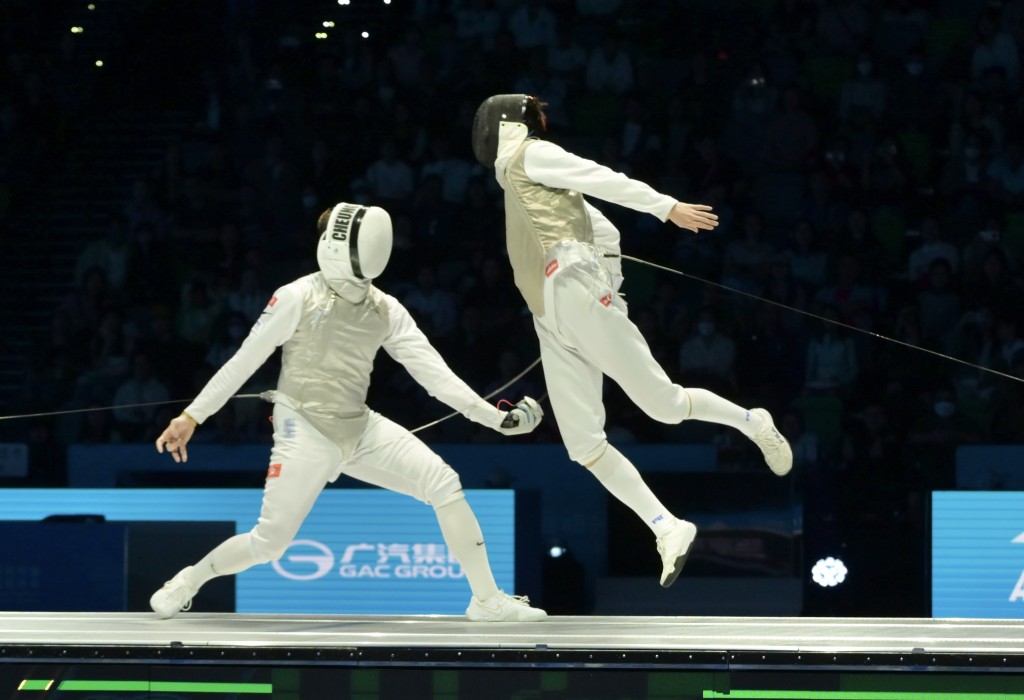 張家朗(左)於男子花劍四強賽中不敵福建劍手許杰。 張家朗(左)於男子花劍四強賽中不敵福建劍手許杰。