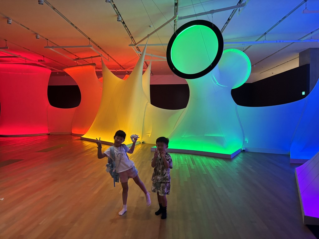 亞歷山德拉．卡 蘇巴的《光譜通道》 （1975年，重製版，慕尼黑藝術之家， 2023年），穿過彩虹隧道猶如走過五味雜陳的人生。（圖片來源：《親子王》）