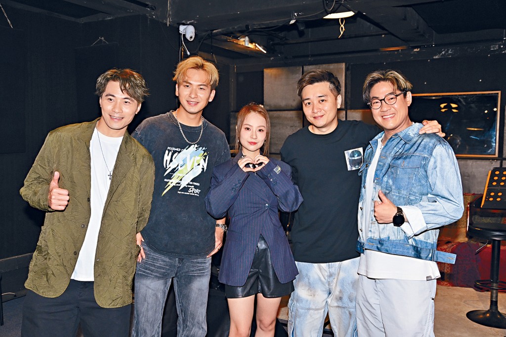谷婭溦(中)今次輪流與黃劍文(左一)、周吉佩(左二)、譚輝智(右二)及羅啟豪(右一)四人「談情」,自認有唔同感覺。