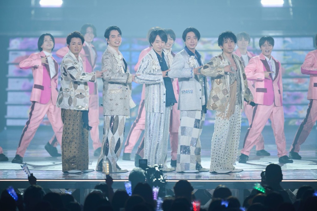 （左起）大野智、松本潤、櫻井翔、相葉雅紀及二宮和也都分別發表感言。