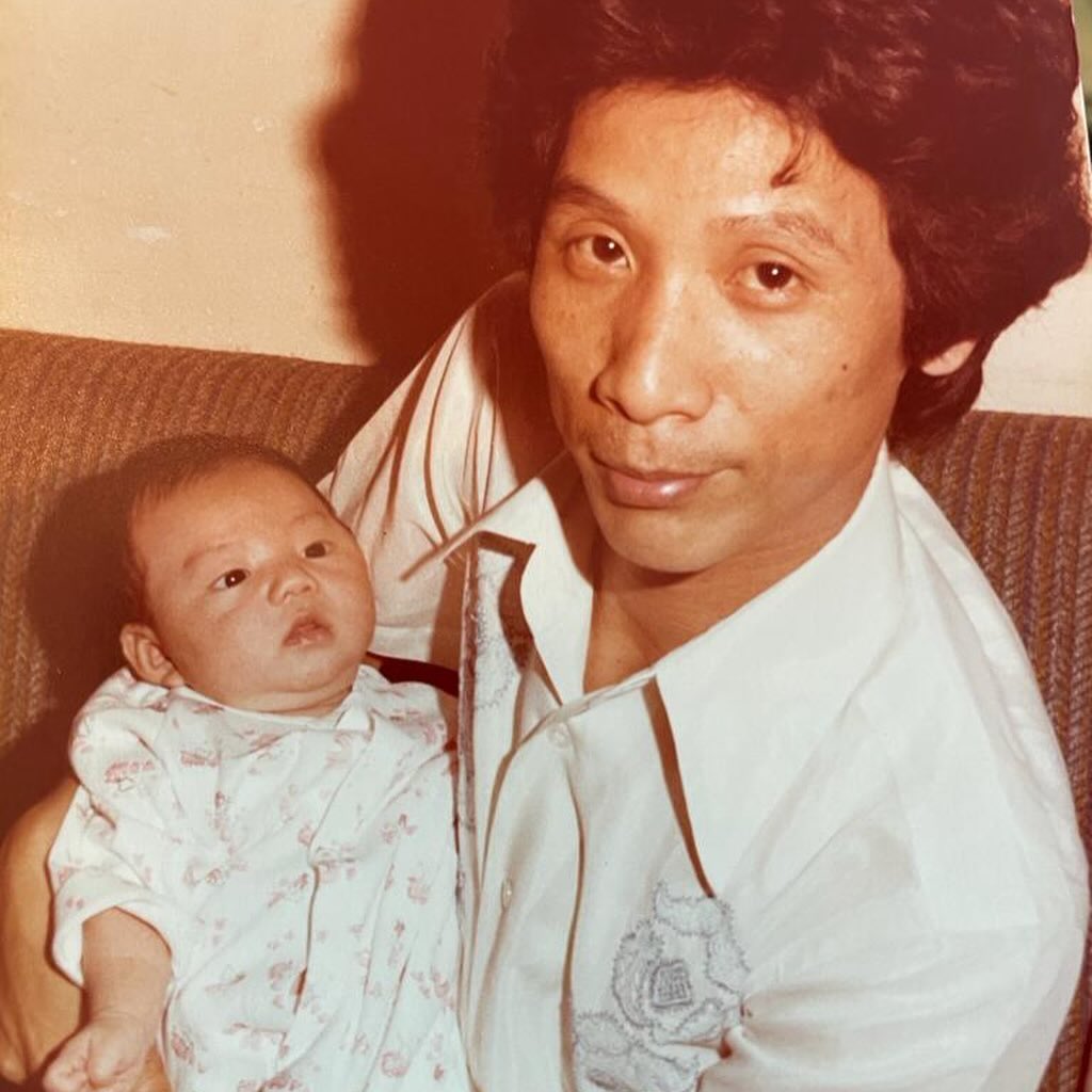 袁伟豪又分享爸爸当年抱着他的照片。