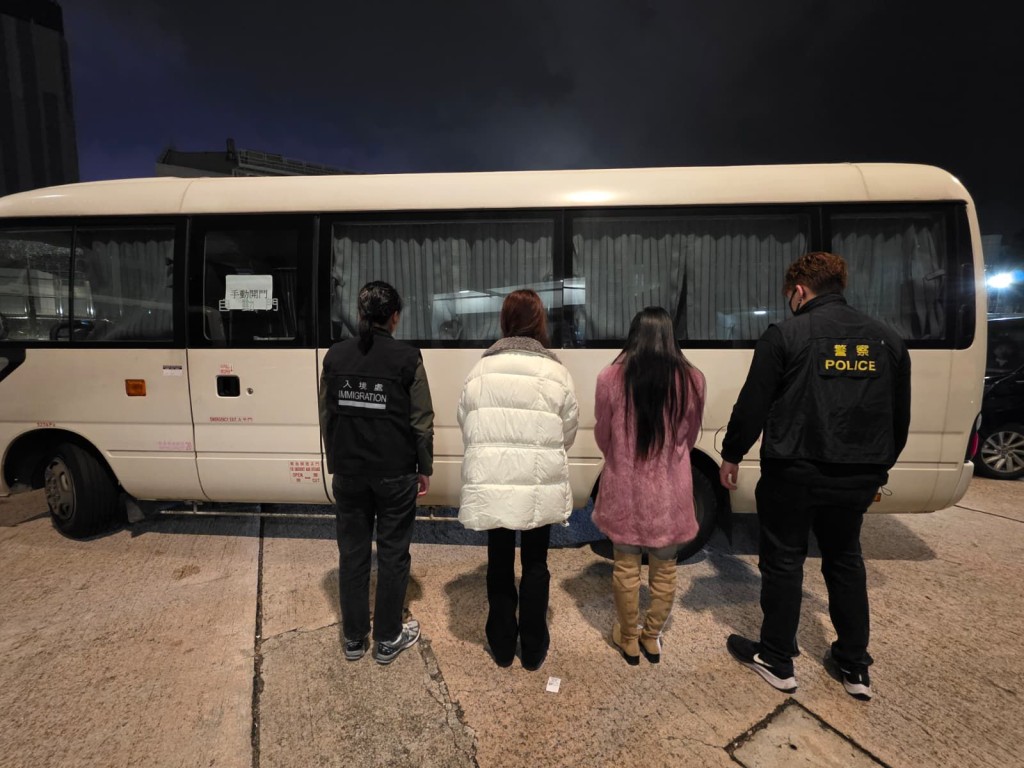 警聯同入境處油尖反黑工及掃黃 拘捕30人。警方圖片