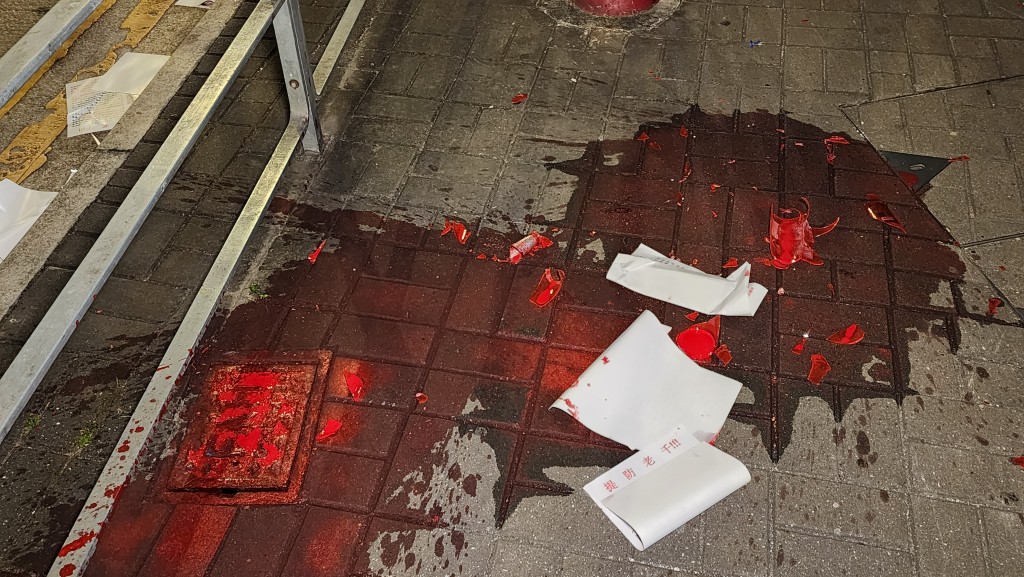 地上遺下玻璃樽碎片。 地上遺下玻璃樽碎片。