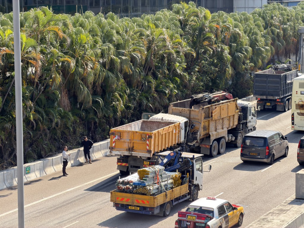 兩泥頭車前後相撞。梁國峰攝