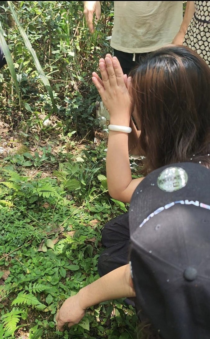 李某平女儿认为一审判得太轻，在父亲坟前痛哭。 