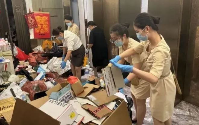 屋苑物管出動多人協助清走程女士的垃圾藏品。新聞坊