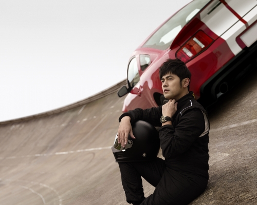 周杰倫化身賽車手，為名錶品牌擔任代言人。