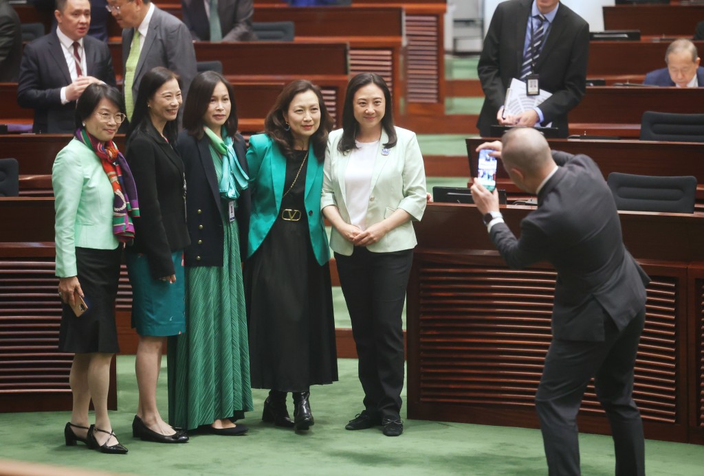 一眾立法會議員使出渾身解數，穿上各式各樣綠色衣物開會。劉駿軒攝