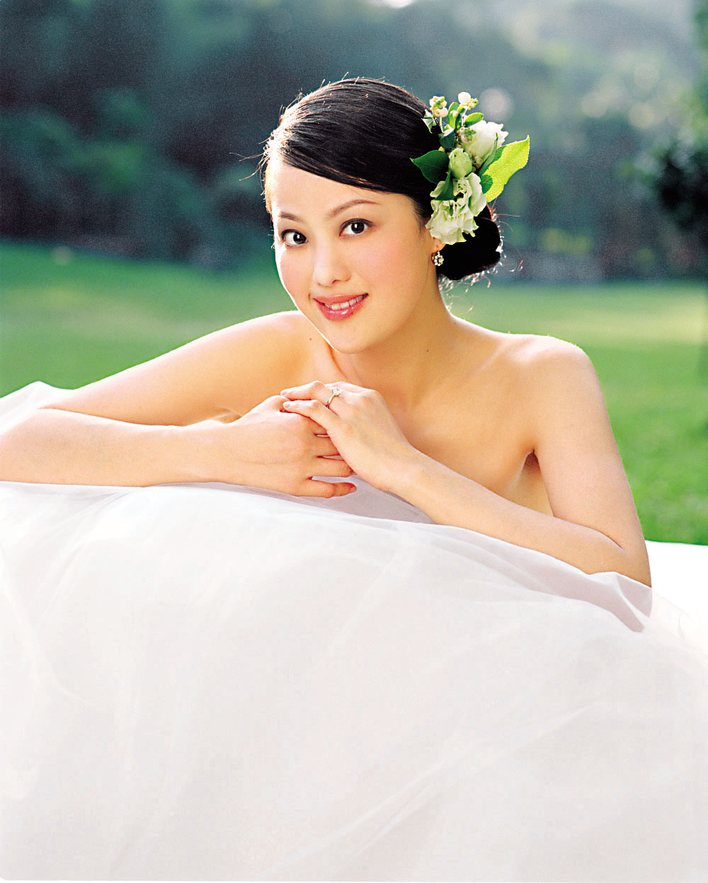 章小蕙更穿上婚纱推销「七日结婚修身疗程」。