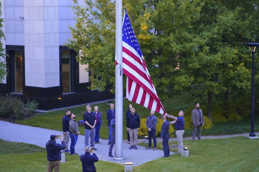 美國駐烏克蘭大使館重開，美國國旗再次於大使館升起。AP