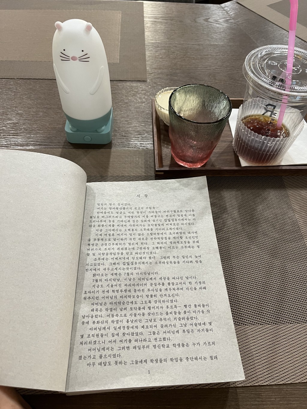 顧客喝咖啡看書用筆電，氣氛與一般城市咖啡館無異。 X@JustCherry__
