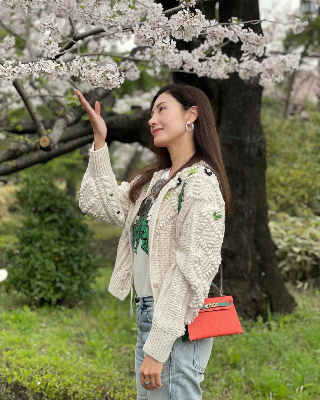 昨日（5日）李嘉欣在IG貼出賞櫻花的最新相片。