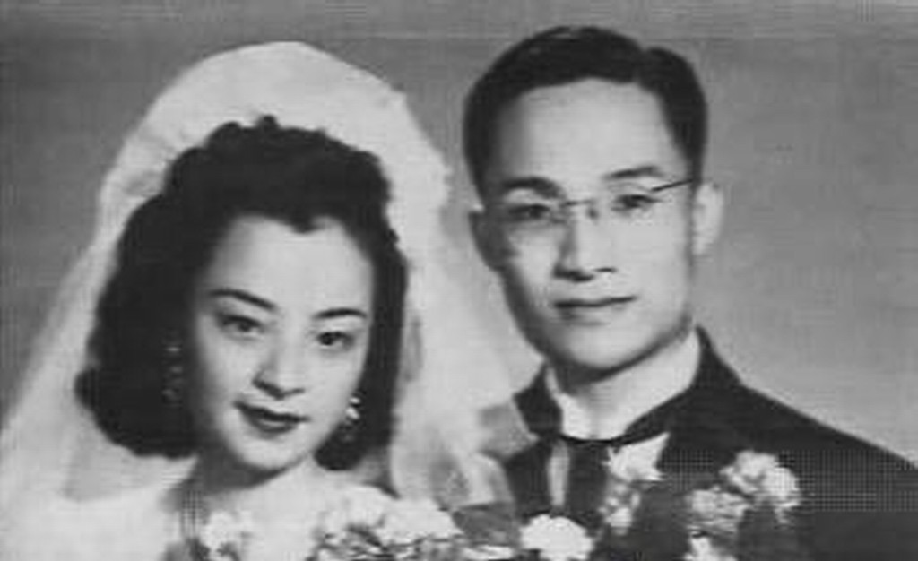 年少的金庸在《东南日报》打工时认识17岁的杭州人杜冶芬（左），二人于1948年结婚，惜最终离婚收场。