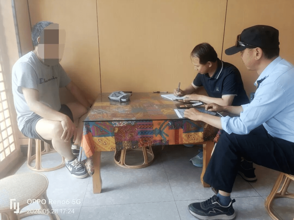缺德男大理洱海边帮狗洗澡,大理市洱海管理局接报后迅速开展排查。 缺德男大理洱海边帮狗洗澡,大理市洱海管理局接报后迅速开展排查。