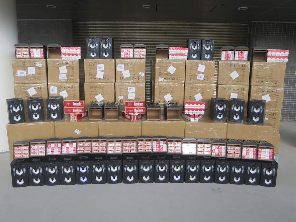 海關昨日在深圳灣管制站檢獲約62萬支懷疑私煙。政府新聞處圖片