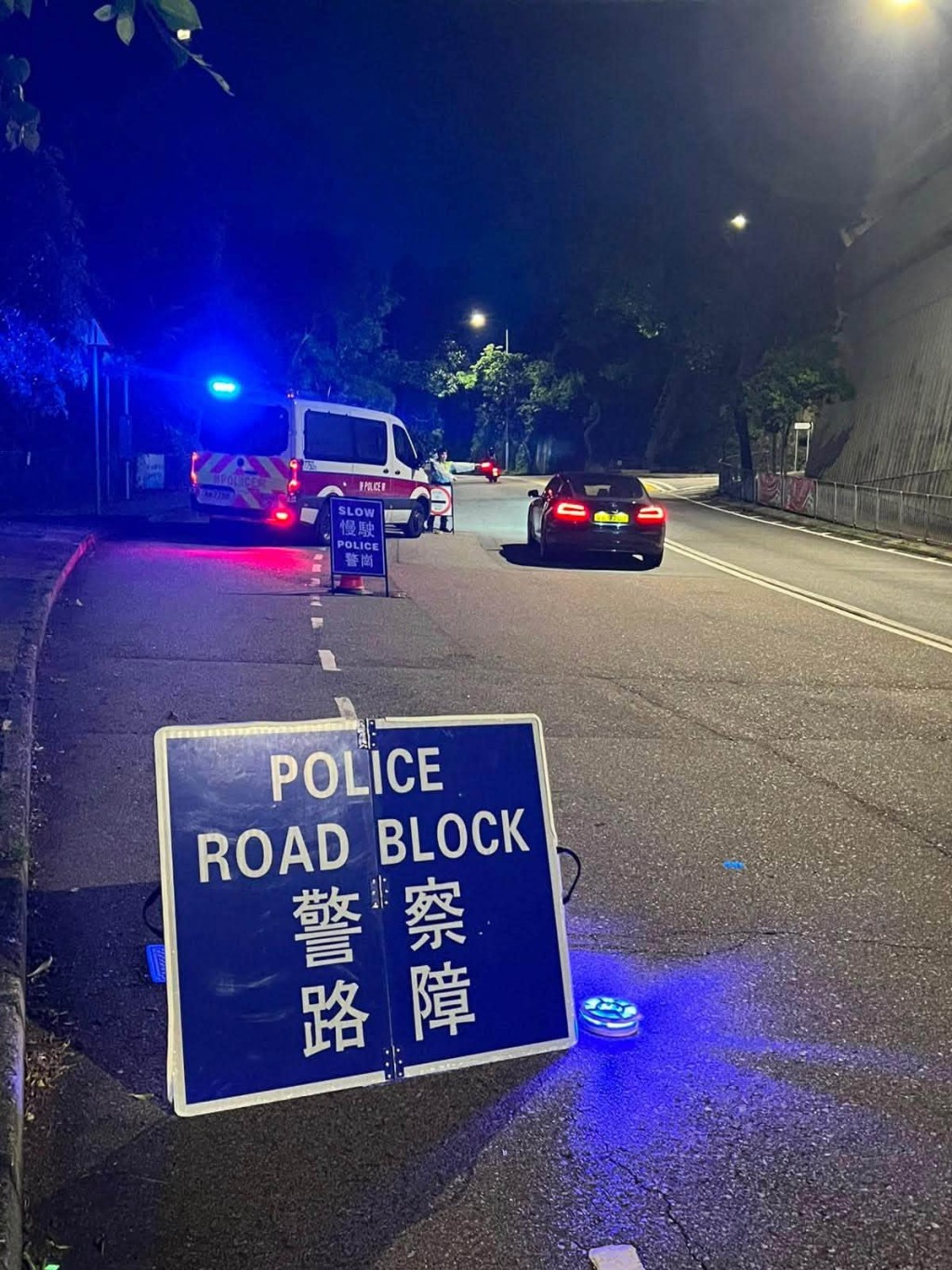 警方按策略於不同時段及地點設置路障截查可疑車輛及人士。 警方按策略於不同時段及地點設置路障截查可疑車輛及人士。
