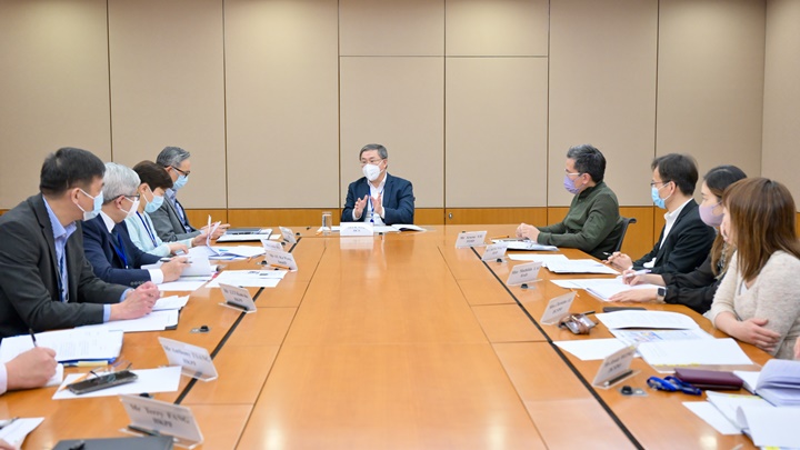 卓永興今天主持打擊水貨活動的跨部門會議。政府新聞處圖片