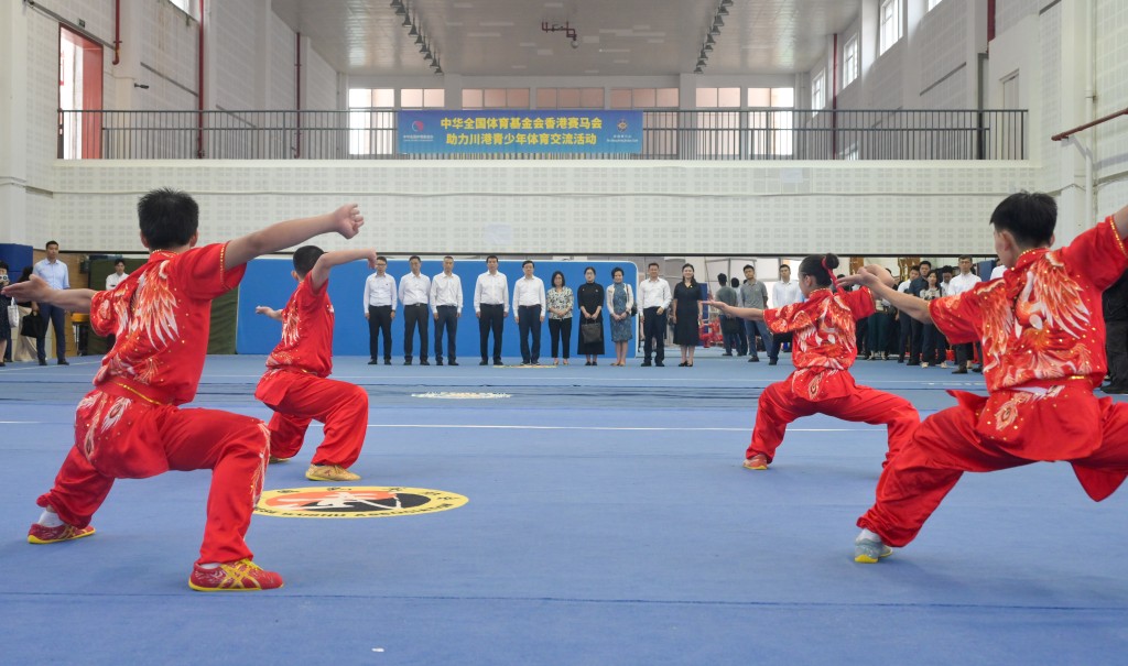李家超一行到訪四川香港馬會奧林匹克運動學校並觀看武術表演。