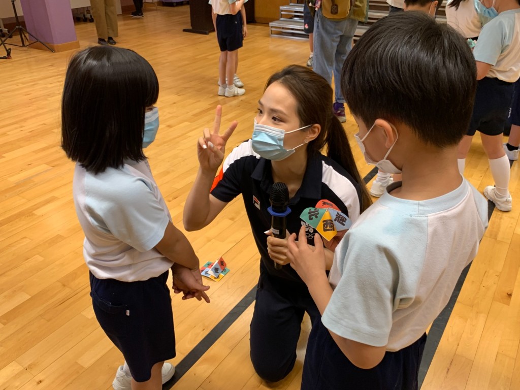 馬詠茹與小學生一起上體育課。相片由公關提供