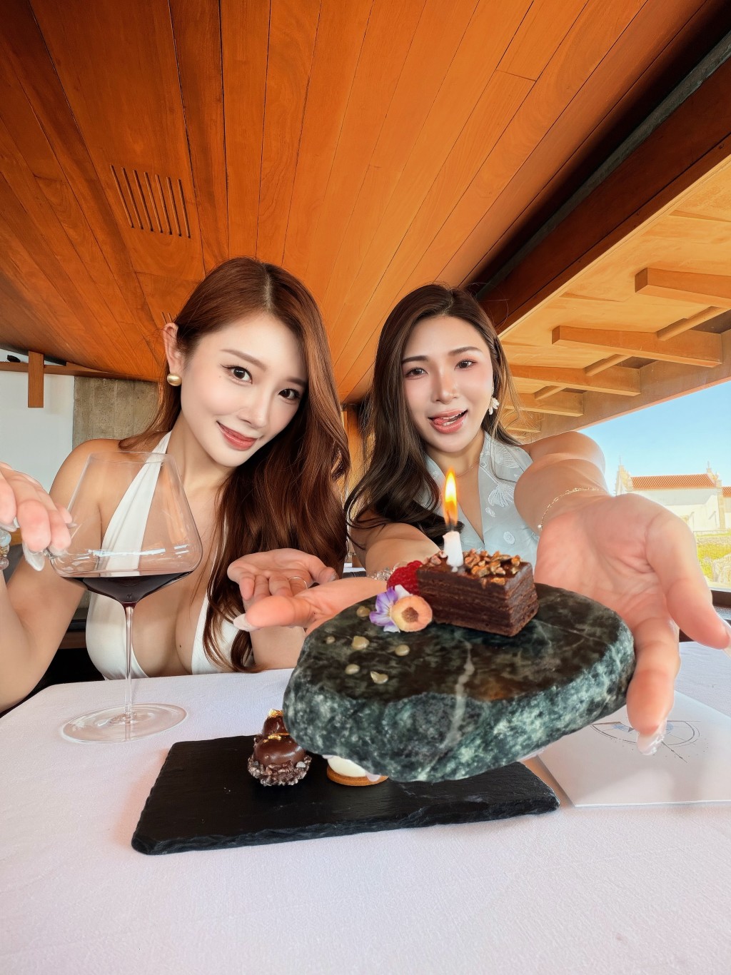 有美酒佳餚相伴,梁允瑜與閨密舉杯慶祝難得的假期。 有美酒佳餚相伴,梁允瑜與閨密舉杯慶祝難得的假期。