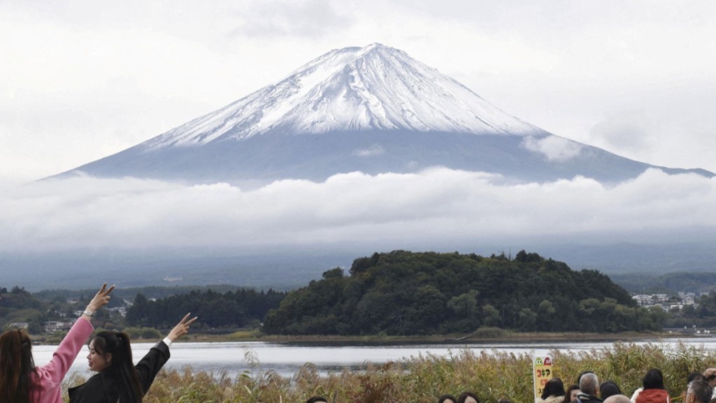 富士山現處閉山期。路透社 富士山現處閉山期。路透社
