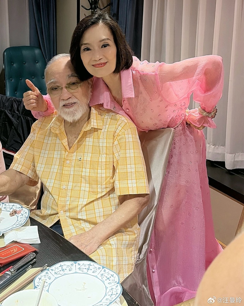 壽星女吳麗珠與精神甚佳，面色紅潤的盧海鵬開心合照。（圖片來源：汪曼玲微博）