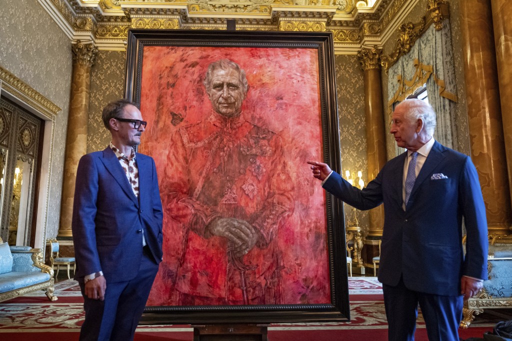 英皇查理斯（右）親自為官方肖像揭幕，旁為畫作創作者Jonathan Yeo。美聯社