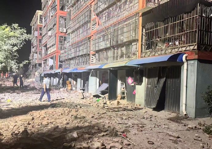 爆炸周邊住宅低層的外牆被炸毀。央視