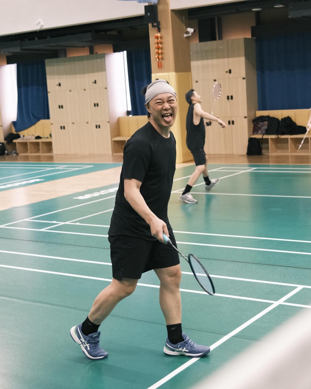 陳奕迅趁休場時，相約朋友打羽毛球。