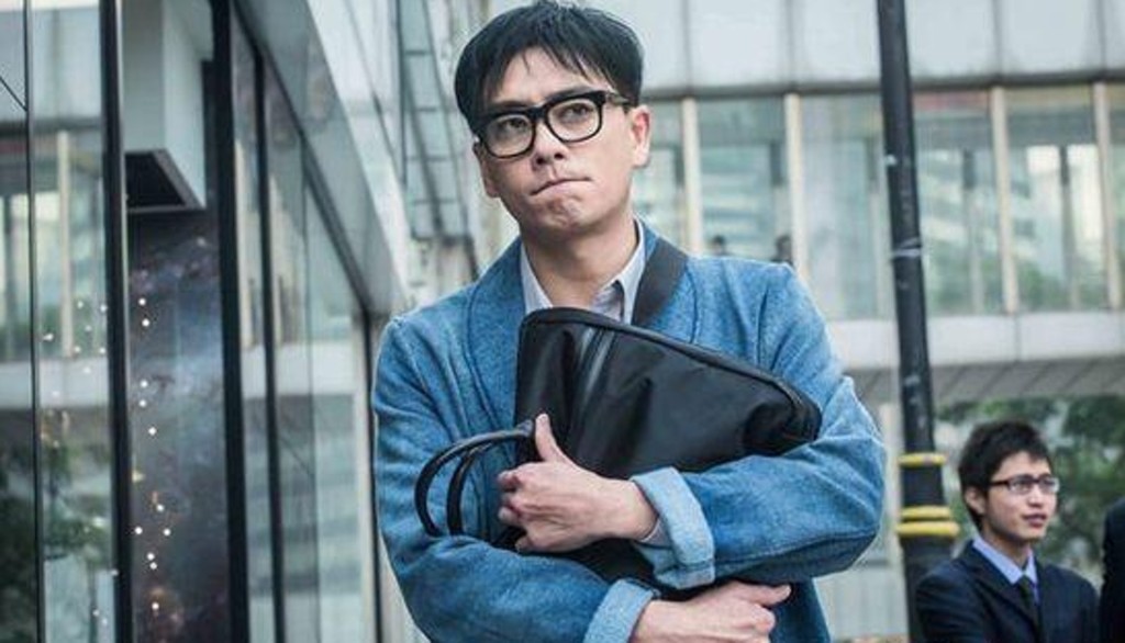 有名31歲港男分享,自己因一時貪念,在長達十年間由一筆僅一萬港元的循環貸款,利滾利並因不斷擴大消費,最終滾存成近60萬港元巨債的慘痛經歷。(圖片來源:《男人唔可以窮》劇照) 有名31歲港男分享,自己因一時貪念,在長達十年間由一筆僅一萬港元的循環貸款,利滾利並因不斷擴大消費,最終滾存成近60萬港元巨債的慘痛經歷。(圖片來源:《男人唔可以窮》劇照)