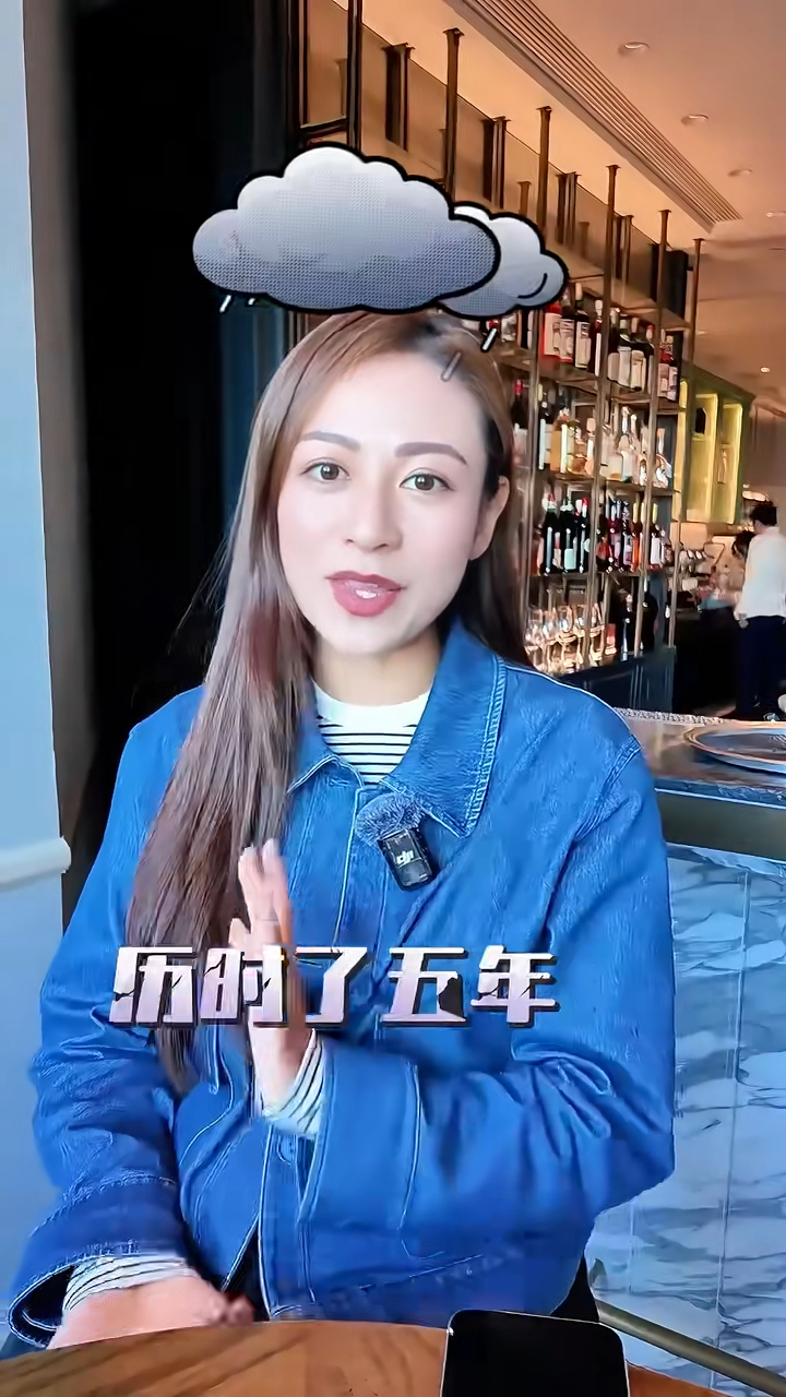 化上精緻妝容的江若琳披著一頭棕色長直髮，身穿黑白條紋上衣及牛仔外套出鏡，她說：「懷孕過程歷時了五年，60次的失望。」